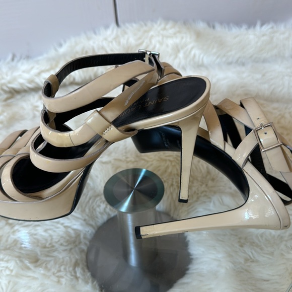 Saint Laurent Paris Bianca
Beige Patent Leather Sandals - Picture 8 of 12